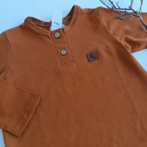 REMERA BEBÉ CON BOTONES CARAMELO - Image 3