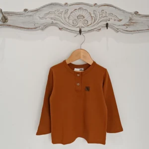 REMERA BEBÉ CON BOTONES CARAMELO