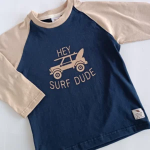 REMERA NIÑO HEY SURF AZUL MARINO Y ARENA - Image 2