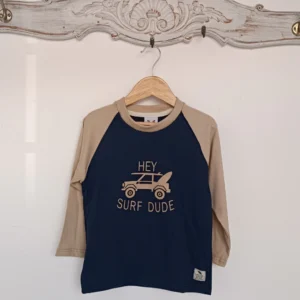 REMERA NIÑO HEY SURF AZUL MARINO Y ARENA