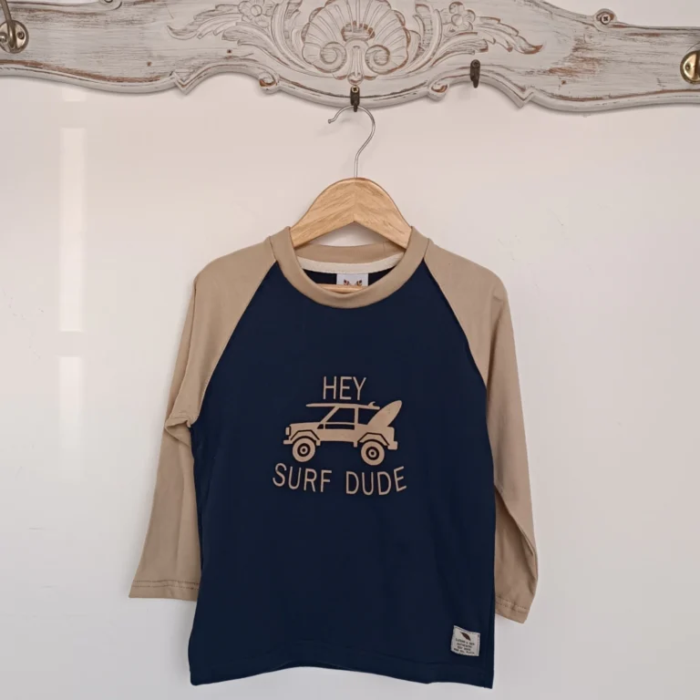 REMERA NIÑO HEY SURF AZUL MARINO Y ARENA