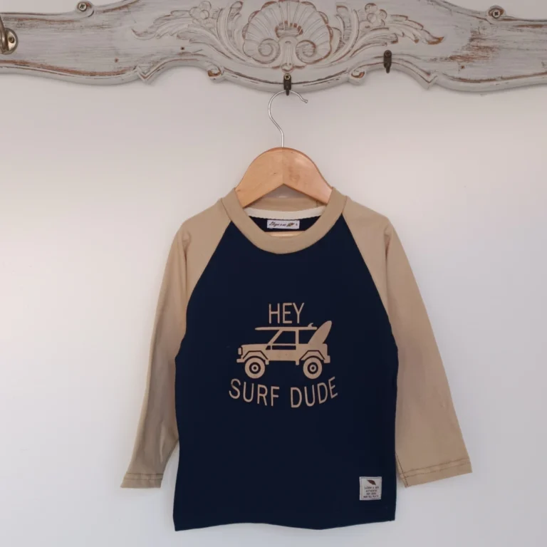 REMERA BEBE HEY SURF AZUL MARINO Y ARENA