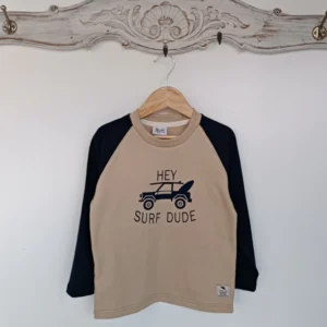 REMERA NIÑO HEY SURF ARENA Y AZUL MARINO