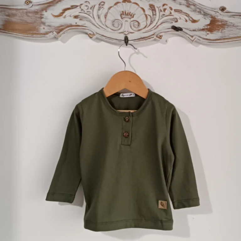 REMERA BEBÉ CON BOTONES VERDE MUSGO