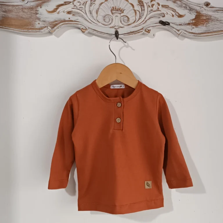 REMERA BEBÉ CON BOTONES TERRACOTA